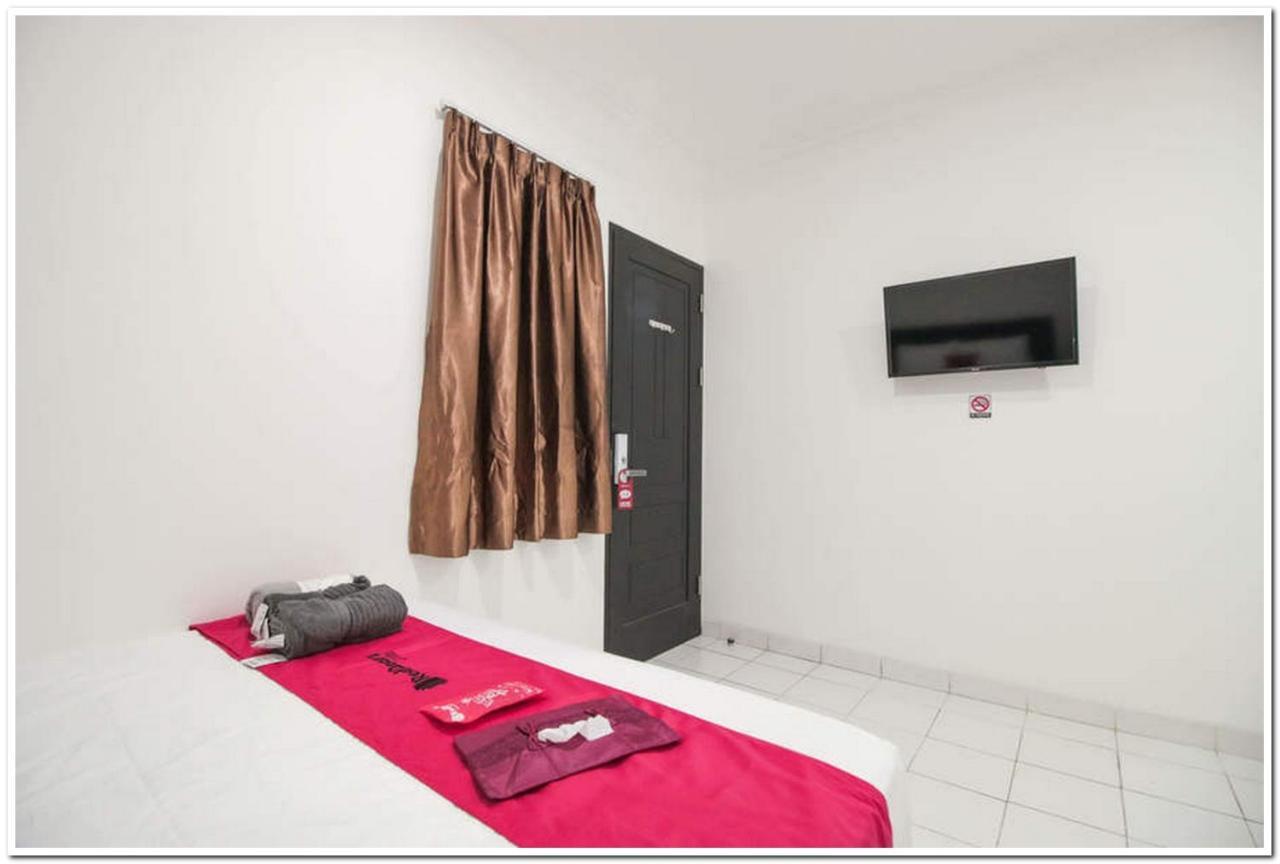 Hotel RedDoorz @ Ruko ITC Roxy Mas Dżakarta Zewnętrze zdjęcie
