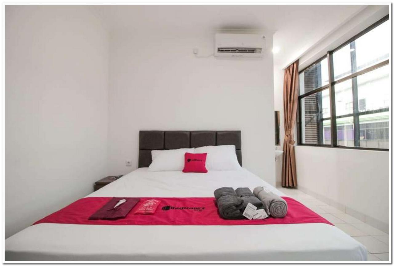 Hotel RedDoorz @ Ruko ITC Roxy Mas Dżakarta Zewnętrze zdjęcie